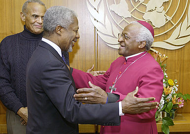Ein Treffen des UN-Generalsekretärs Kofi Annan mit dem Erzbischof Desmond Tutu und seiner Friedensdelegation.