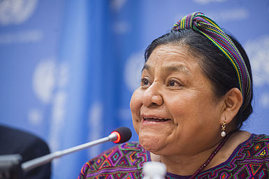Rigoberta Menchú Tum hält eine Rede bei den Vereinten Nationen.