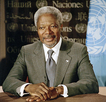 Kofi Annan Porträt mit UNO Fahne im Hintergrund