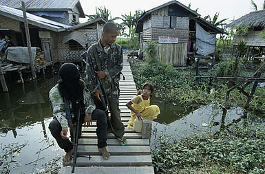 Soldaten patrouillieren in einem Dorf