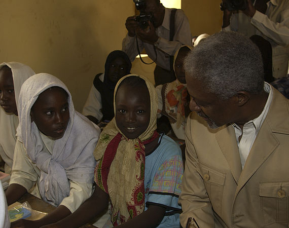 Gespräch mit sudanesischen Schülerinnen in einem Flüchtlingscamp im Sudan