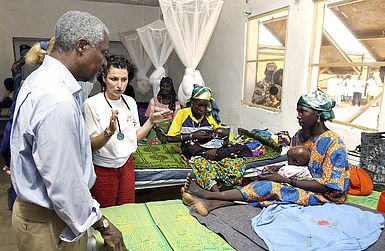 Kofi Annan besucht eine Ernährungsstation für Mütter mit neugeborenen Babys in Nigeria.