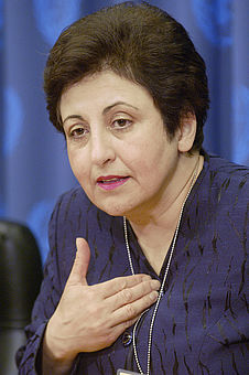 Schirin Ebadi hält eine Pressekonferenz bei der UN in New York.