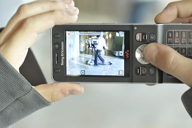Gewaltszene wird mit Handy gefilmt.