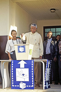 Nelson Mandela bei den ersten freien Präsidentschaftswahlen 1994