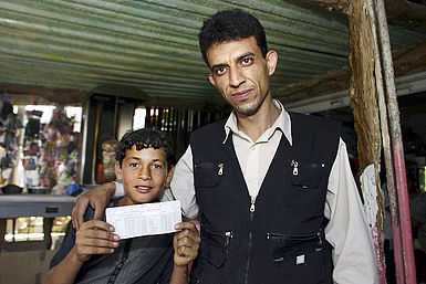 Flüchtlinge - Vater und Sohn mit Schein des UNRWA