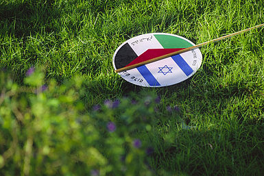 Ein Schild mit der israelischen und palästinensischen Flagge