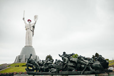 Statue vor einem Kriegsmuseum in Kiew