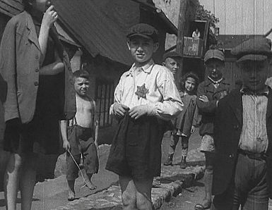 Jüdische Kinder mit Judensternen auf der Kleidung.