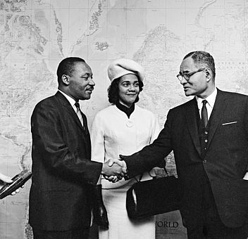 Martin Luther King und seine Ehefrau werden von einem UN-Mitarbeiter begrüßt.