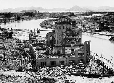 Zerstörte Gebäude in Hiroshima nach dem Atombombenabwurf.