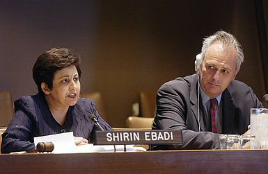 Shirin Ebadi nimmt an einer Diskussion in der UNO zum Thema Frauen, Demokratie und Islam teil