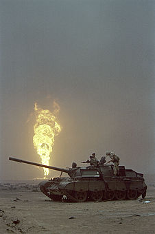 Irakischer Panzer in karger Landschaft, im Hintergrund Flamme