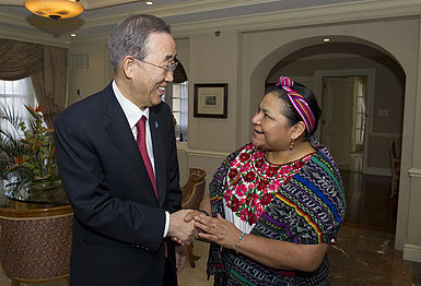 Rigoberta Menchú Tum trifft UN-Generalsekretär Ban Ki Moon.