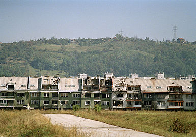 Zerstörte Häuserfront in Bosnien-Herzegovina