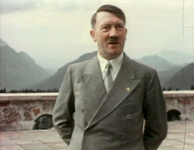 Adolf Hitler auf der Terrasse des Berghofes.