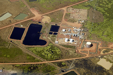 Ölfelder, die aus der Vogelperspektive fotografiert sind.